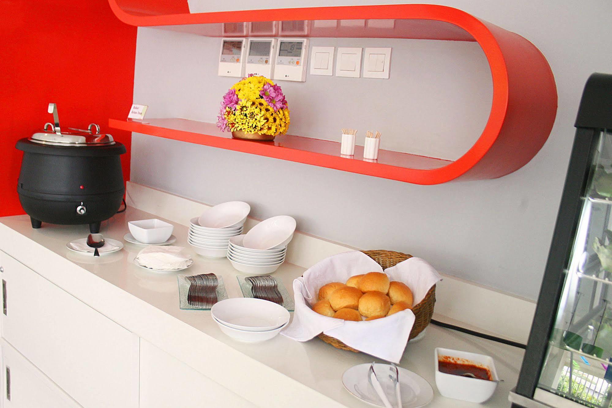 Pop! Hotel Kemang Jakarta Extérieur photo